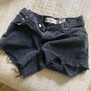 Black Levi’s shorts 550